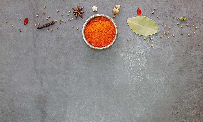 포토 JPG 해외이미지 음식 잎 재료 고추 파프리카 건조 사람없음 목재 빨간색 초록색 상자 만 양념 조미료 고수 머스터드 허브 후추 로즈메리 시나몬 아마 월계수 해외202004 해외포토 나무 식물 꽃 컬러 채소 소스_음식 향신료 향미료 파일형식 이미지허브