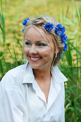 포토 JPG 해외이미지 백인 모델 1 라이프스타일 헤어스타일 응시 여자 꽃 행복 포즈 셔츠 티셔츠 자연 미소 사람 성인 사람없음 야외 초록색 파란색 금발 유행 귀여움 화환 흰색 우아함 내추럴 수레국화 해외202004 해외포토 서양인 식물 시선 감정 컬러 컨셉 상의 표정 생활 생태계 파일형식 이미지허브