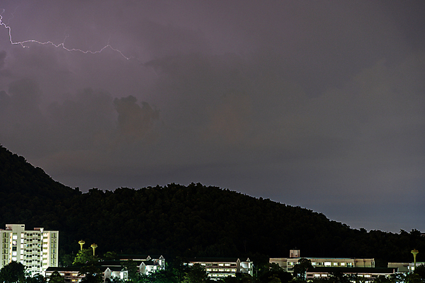 포토 JPG 해외이미지 구름 백그라운드 자연 하늘 날씨 추상 산 풍경 사람없음 가로 여름 파란색 빛 검은색 어둠 힘 에너지 분위기 변화 야간 위험 번개 예측 무서움 언덕 볼트 충격 폭풍 해고 기후변화 뇌우 스트라이크 요금 폭풍우 힘찬 해외202004 해외포토 자연요소 계절 감정 컬러 컨셉 무늬 비즈니스 공구 비_날씨 자연재해 생태계 파일형식 이미지허브