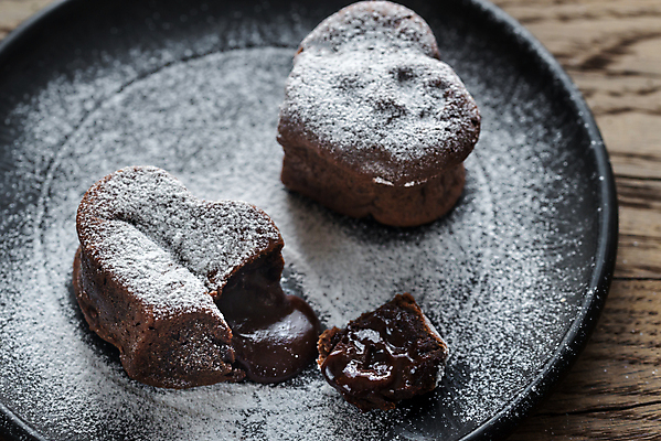 포토 JPG 해외이미지 접시 실내 사람없음 하트 달콤 슈가파우더 나무배경 해외202004 퐁당오쇼콜라 해외포토 모양 식기 백그라운드 디저트 내부 맛 파일형식 이미지허브