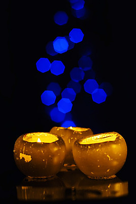 포토 JPG 해외이미지 종교 백그라운드 크리스마스 촛불 불 휴가 불꽃 조명 새해 기념 따뜻함 사랑 사람없음 장식 파란색 빛 노란색 평화 어둠 희망 침묵 기도 축하 영혼 분위기 심볼 신성 빛망울 연소 왁스 적자 해외202004 해외포토 자연요소 기념일 감정 컬러 컨셉 초 소리 파일형식 이미지허브