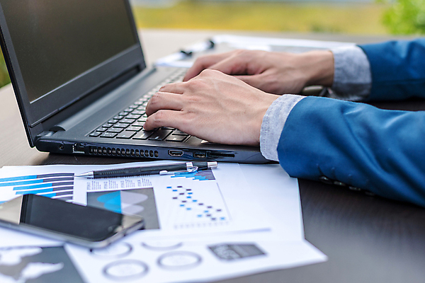 포토 JPG 해외이미지 직업 인터넷 비즈니스 통계 그래프 사람 사람없음 금융 노트북 컴퓨터 사무실 모니터 자료 결과 계획 위험 토론 고객 읽기 분석 동료 계약 속도 무역 보고서 시작 상담 문서 투자 바쁨 자원 진행 대출 개발 리뷰 마케팅 경제학 힙스터 해외202004 해외포토 교육 패션 산업 컨셉 관계 모션 경제 전자제품 파일형식 이미지허브