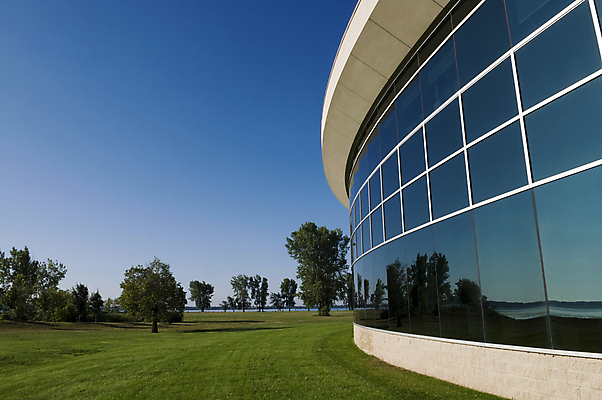 포토 JPG 해외이미지 나무 공원 벽 패턴 비즈니스 건축양식 유리 사람없음 야외 건물 그래픽 초록색 파란색 사무실 반사 도서관 카피스페이스 해외202004 해외포토 식물 건축물 공공시설 교육 건축 컬러 무늬 재질 공백 파일형식 이미지허브