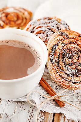 포토 JPG 해외이미지 음식 크리스마스 겨울 사람없음 컵 갈색 케이크 초콜릿 빵집 흰색 신선 뜨거움 달콤 설탕 굽기 상승 반죽 브런치 롤 건포도 번 시나몬 페스츄리 해외202004 해외포토 식기 계절 기념일 빵 컬러 컨셉 포도 디저트 상점 식사 맛 구이 건과일 파일형식 이미지허브