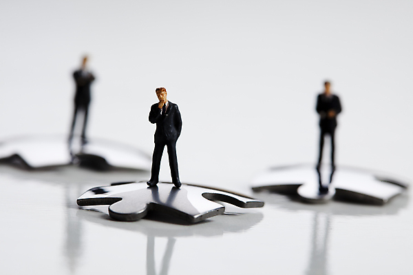 포토 JPG 해외이미지 생각 협력 실내 사람없음 아웃포커스 금융 비즈니스맨 흰배경 퍼즐조각 금융비즈니스 인물미니어처 해결 문제해결 해외202004 해외포토 남자 조각 백그라운드 비즈니스 촬영기법 내부 경제 미니어처 흰색 직장인 퍼즐 파일형식 이미지허브