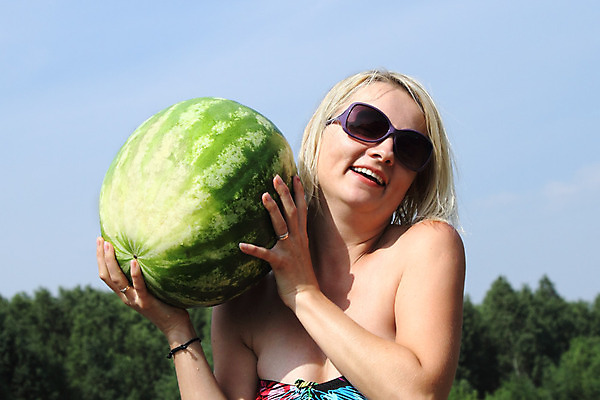 포토 JPG 해외이미지 여자 음식 과일 하늘 수박 건강 한명 미소 사람 성인 야외 여름 파란색 신선 달콤 해외202004 해외포토 1 계절 컬러 표정 맛 파일형식 이미지허브