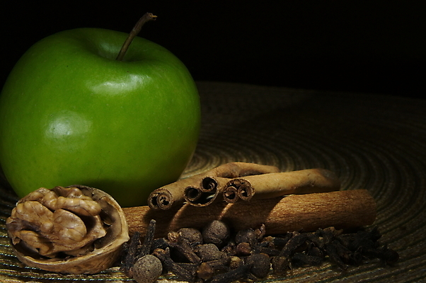 포토 JPG 해외이미지 전통 음식 크리스마스 겨울 다이어트 과일 재료 탁자 디저트 건강 사람없음 목재 장식 초록색 갈색 어둠 활발 신선 최고 막대기 달콤 맛 사과 매끈함 향신료 묘사 상쾌 유기농 호두 숙성 시나몬 해외202004 해외포토 나무 웰빙 계절 기념일 감정 컬러 가구 컨셉 견과류 감각 향미료 파일형식 이미지허브