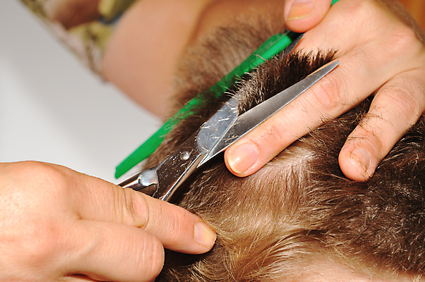 포토 JPG 해외이미지 직업 손 사람 사람없음 치료 세로 금발 유행 상점 머리빗 작업 미용사 자르기 돌봄 이발사 해외202004 해외포토 헤어스타일 의학 모션 신체부위 미용용품 파일형식 이미지허브