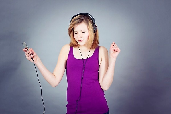 포토 JPG 해외이미지 백인 라이프스타일 여자 행복 얼굴 음악 이어폰 백그라운드 노래 놀이 세포 한명 사람 10대 스마트폰 검은색 헤드폰 소리 공연 기쁨 듣기 흰색 춤 악단 MP3 전화기 오디오 리듬 멜로디 팝 플레이어 해외202004 해외포토 서양인 1 감정 컬러 음향기기 모션 청소년 문화예술 이벤트 생활 신체부위 전자제품 핸드폰 스마트기기 파일형식 이미지허브