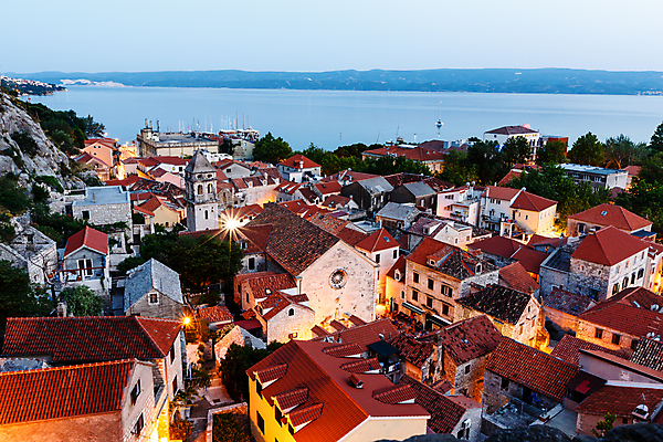 포토 JPG 해외이미지 나무 유럽 바다 여행 백그라운드 건축양식 자연 하늘 지붕 휴가 전등 산 주택 안테나 사람없음 야외 건물 빨간색 물 여름 성당 교회 마을 탑 항구 황혼 새벽 종 도시 중세 저녁 지중해 휴양지 타운 크로아티아 빛망울 바실리카 옛날 해외202004 해외포토 자연요소 식물 건축물 계절 건축 나라 컬러 통신 종교건축 교통시설 조명 빛 일몰 장소 역사 야간 생태계 파일형식 이미지허브