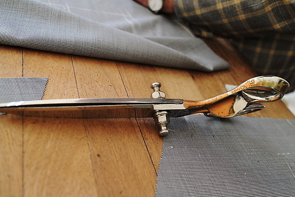 포토 JPG 해외이미지 실내 사람없음 천 재단 나무탁자 재단가위 해외202004 해외포토 탁자 가위_도구 내부 직물 파일형식 이미지허브