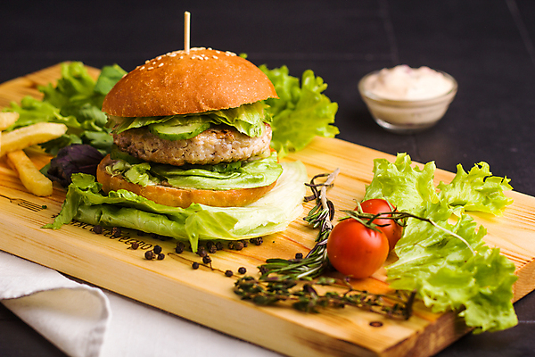 포토 JPG 해외이미지 접시 종이 음식 토마토 채소 양파 치즈 감자 맥주 샌드위치 건강 육류 요리 사람없음 목재 초록색 식당 식사 저녁식사 샐러드 소고기 튀김 햄버거 시골 신선 바 맛 그릴 상추 큼 바비큐 속도 깨 프랑스어 점심식사 번 치즈버거 해로움 핸드메이드 해외202004 해외포토 나무 문자 식기 빵 컬러 컨셉 식재료 재료 주방용품 유제품 주류 패스트푸드 상점 조미료 크기 파일형식 이미지허브