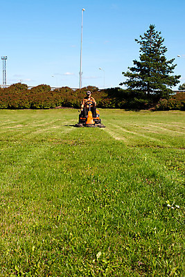 포토 JPG 해외이미지 남자 밭 노동자 한명 풍경 잔디 야외 빨간색 초록색 여름 정원 맑음 기계 봄 장비 공구 업무 자르기 원예 트랙터 엔진 모터 원예사 커터 해외202004 해외포토 식물 직업 1 계절 컬러 농업 모션 날씨 사람 취미 도구 작업 농기계 특수차량 파일형식 이미지허브