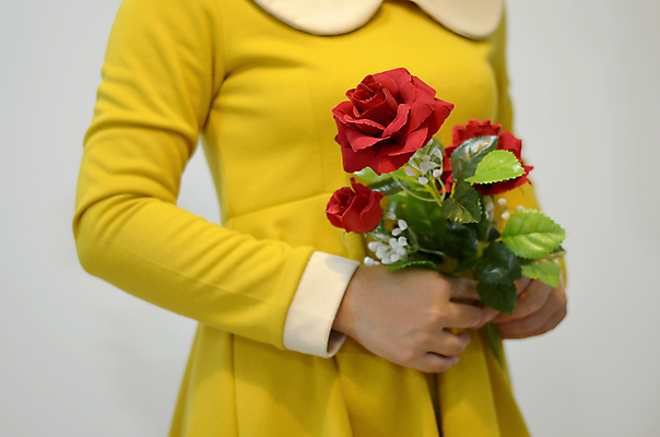 포토 JPG 해외이미지 모델 손 드레스 여자 꽃 행복 얼굴 발렌타인데이 선물 사람 사람없음 장미 유행 축하 잡기 해외202004 해외포토 식물 옷 감정 컨셉 모션 데이이벤트 신체부위 파일형식 이미지허브