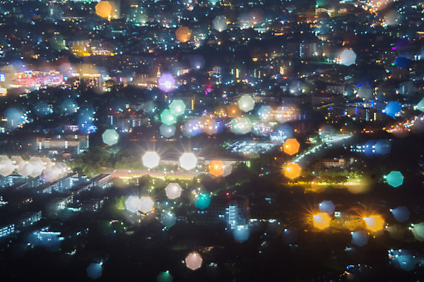 포토 JPG 해외이미지 도로 여행 백그라운드 모션 하늘 추상 전등 거리 풍경 사람없음 건물 파란색 빛 도시풍경 컬러풀 반사 어둠 황혼 일몰 새벽 슬픔 도시 원형 고속도로 야간 소프트포커스 보케 장면 지역 타운 스카이라인 빛망울 광 블러 유흥 해외202004 해외포토 자연요소 도형 건축물 감정 길 컬러 무늬 교통시설 조명 촬영기법 노을 파일형식 이미지허브