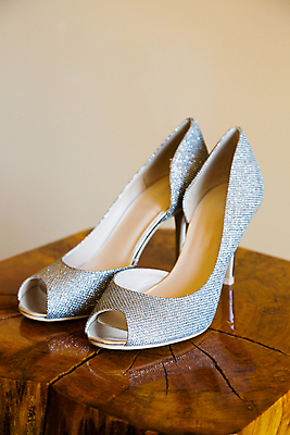 포토 JPG 해외이미지 구두 신발 실내 사람없음 하이힐 오브젝트 웨딩슈즈 해외202004 해외포토 내부 여성화 결혼소품 파일형식 이미지허브