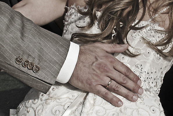 포토 JPG 해외이미지 손 드레스 유럽 종교 결혼 사람 정장 사람없음 야외 흰색 반지 해외202004 해외포토 사이프러스공화국 옷 나라 컬러 장신구 이벤트 신체부위 파일형식 이미지허브