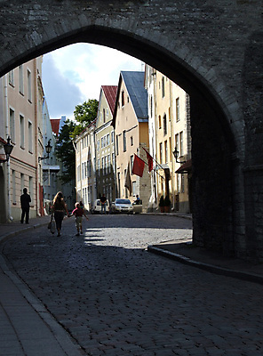 포토 JPG 해외이미지 유럽 건축양식 자동차 거리 주택 사람 사람없음 건물 여름 도시풍경 태양 맑음 어둠 수확 조약돌 도시 센터 그늘 그림 통로 아치 복고 대문 방문 타운 소비에트 에스토니아 옛날 조언 해외202004 해외포토 자연요소 건축물 계절 건축 나라 육상교통 농업 날씨 풍경 문 돌_바위 파일형식 이미지허브