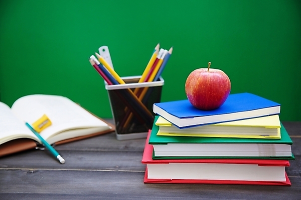 포토 JPG 해외이미지 백인 학생 라이프스타일 교육 종이 백그라운드 컨셉 과일 비즈니스 교실 학교 벽지 탁자 책장 사람없음 목재 책 빨간색 초록색 스터디 컬러풀 연필 쌓기 교사 공책 유치원 장비 오픈 그룹 도서관 사과 정상 강의 읽기 교과서 지우개 대학교 클립 문학 페이지 초보 해외202004 해외포토 서양인 나무 직업 컬러 가구 재료 모션 문구용품 학용품 교재 생활 학습 필기구 파일형식 이미지허브