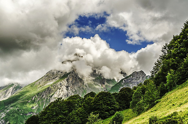 포토 JPG 해외이미지 나무 구름 응시 유럽 겨울 자연 하늘 산 그림자 풍경 사람없음 야외 초록색 파란색 빛 컬러풀 환경 계곡 흰색 스페인 숲 땅 언덕 내추럴 넘어짐 해외202004 해외포토 자연요소 식물 시선 계절 나라 컬러 모션 생태계 파일형식 이미지허브
