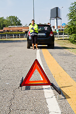 포토 JPG 해외이미지 주간 전신 서양인 여자 도로 자동차 한명 서기 성인 야외 앞모습 팔짱 기다림 삼각형 위험 비상등 안전조끼 성인여자한명만 해외202004 해외포토 자연요소 도형 외국인 1 길 육상교통 뷰포인트 컨셉 교통시설 모션 사람 여자한명만 성인여자만 파일형식 이미지허브