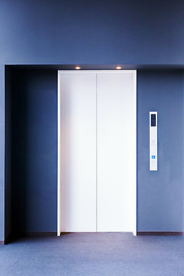 포토 JPG 해외이미지 디자인 벽 컨셉 건축양식 교통시설 버튼 호텔 출입구 새로움 바닥 실내 사람없음 내부 빛 세트 사무실 반사 3D 문 금속 판넬 복도 기다림 우아함 닫기 은색 미끄러짐 엘리베이터 대문 리프트 빛망울 엘리먼트 철강 콘크리트 스타일 해외202004 해외포토 건축 컬러 교통 비즈니스 모션 재질 숙소 디지털합성 시설 파일형식 이미지허브