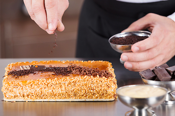 포토 JPG 해외이미지 백인 직업 접시 손 드레스 남자 음식 유니폼 호텔 디저트 요리 한명 사람 장식 케이크 주방 식당 초콜릿 요리사 달콤 크림 준비 노른자 마무리 타르트 파스텔톤 페스츄리 해외202004 해외포토 서양인 1 식기 옷 빵 컬러 숙소 신체부위 상점 계란 맛 파이_빵 파일형식 이미지허브