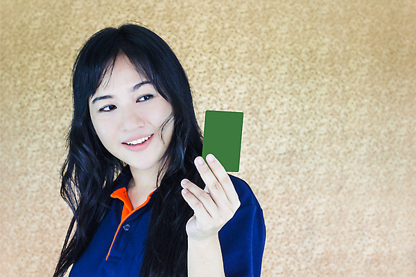 포토 JPG 해외이미지 여자 행복 백그라운드 티셔츠 한명 동양인 우주 공백 신용카드 황금 소프트포커스 쇼 지역 인출 해외202004 해외포토 1 감정 셔츠 촬영기법 사람 인종 금융 파일형식 이미지허브