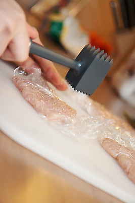 포토 JPG 해외이미지 직업 손 음식 다이어트 모션 육류 요리 사람없음 주방 식당 요리사 식사 치킨 신선 업무 작업 서비스 준비 레시피 점심식사 방법 블러 해외202004 해외포토 식재료 건강 신체부위 상점 닭고기요리 파일형식 이미지허브