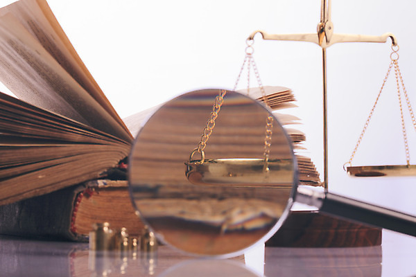 포토 JPG 해외이미지 돋보기 실내 사람없음 책 확대 오브젝트 흰배경 법 양팔저울 해외202004 해외포토 백그라운드 저울 내부 흰색 파일형식 이미지허브