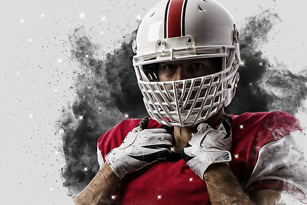 포토 JPG 해외이미지 남자 스포츠 유니폼 공 한명 사람 빨간색 운동복 미식축구 축구 미국 헬멧 럭비공 미식축구선수 해외202004 해외포토 1 옷 컬러 북아메리카 운동선수 구기 보호장비 럭비용품 파일형식 이미지허브