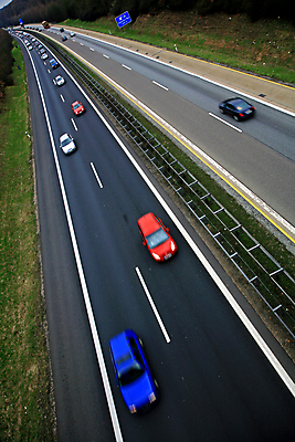 포토 JPG 해외이미지 도로 길 선 교통수단 여행 교통시설 자동차 거리 사람없음 빨간색 초록색 파란색 컬러풀 운전 바퀴 고속도로 속도 엔진 과속 루트 해외202004 해외포토 육상교통 컬러 교통 모션 시설 파일형식 이미지허브