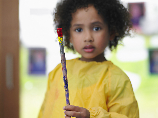 포토 JPG 해외이미지 1 학생 라이프스타일 응시 여학생 교육 어린이 교실 학교 실내 창조 미술 한명 서기 사람 가로 빨간색 노란색 잡기 호주 그림 페인트붓 최초 결백 멜버른 천진난만 초보 전경 혼혈 해외202004 해외포토 시선 여자 컬러 컨셉 모션 문화예술 풍경 내부 생활 붓 오세아니아 다문화 파일형식 탑뷰 이미지허브