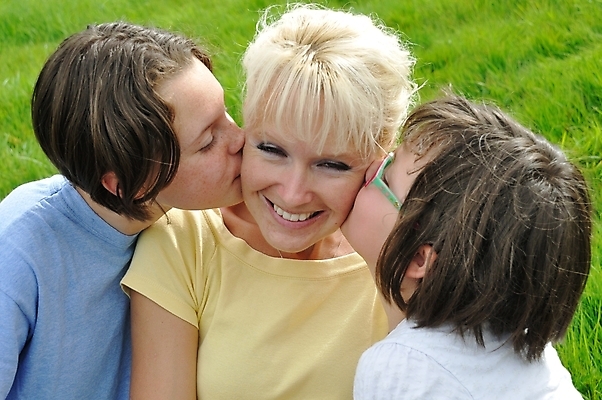 포토 JPG 해외이미지 딸 행복 어린이 가족 엄마 키스 사랑 웃음 사람 성인 세명 정원 육아 자매 형제 언니 돌봄 해외202004 해외포토 여자 남자 감정 관계 모션 표정 애정표현 파일형식 이미지허브