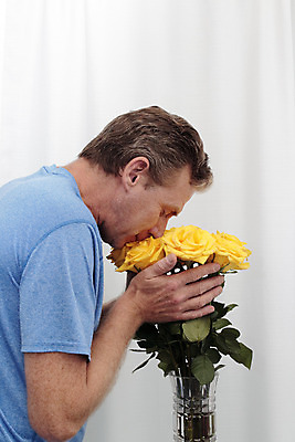 포토 JPG 해외이미지 남자 분홍색 꽃다발 꽃무늬 포옹 한명 장미 노란색 꽃병 흰색 잡기 커튼 다발 배열 향기 냄새 해외202004 해외포토 1 꽃 컬러 무늬 안기 모션 사람 파일형식 이미지허브