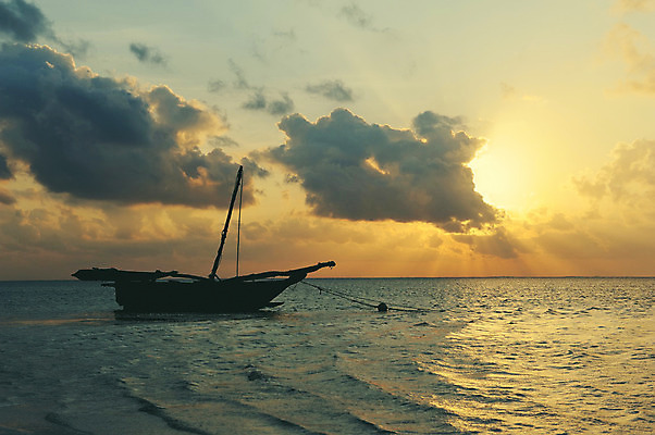 포토 JPG 해외이미지 구름 실루엣 호수 스포츠 파도 바다 여행 요트 오렌지 교통시설 자연 하늘 낚시 휴가 휴식 항해 풍경 사람없음 야외 빨간색 물 여름 파란색 빛 컬러풀 햇빛 태양 반사 노란색 평화 일출 맑음 황혼 일몰 보트 저녁 수평선 해외202004 해외포토 자연요소 계절 컬러 교통 컨셉 배_교통 과일 레저 날씨 촬영기법 노을 야간 시설 생태계 파일형식 이미지허브