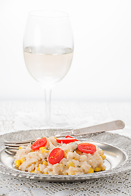 포토 JPG 해외이미지 접시 음식 토마토 유리 밥 치즈 옥수수 사람없음 와인 식사 이탈리아 흰색 크림 바질 리조또 채식주의자 카피스페이스 해외202004 해외포토 식기 유럽 컬러 채소 재질 유제품 곡류 주류 공백 채식 파일형식 이미지허브