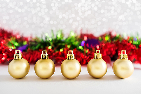 포토 JPG 해외이미지 전통 계절 백그라운드 크리스마스 겨울 공 휴가 새로움 새해 선물 사람없음 장식 가로 빨간색 초록색 장식볼 흰색 축하 인사 신용카드 황금 모서리 연도 보케 상록수 침엽수 원뿔 가문비나무 카피스페이스 해외202004 해외포토 도형 나무 기념일 컬러 컨셉 금융 공백 예절 파일형식 이미지허브