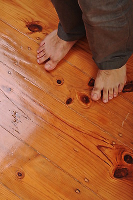 포토 JPG 해외이미지 백인 남자 분홍색 백그라운드 맨발 발 바닥 주택 실내 한명 서기 사람 20대 성인 내부 목재 갈색 보행로 피부 발가락 벌거벗은 양발 페디큐어 해외202004 해외포토 서양인 나무 1 길 컬러 재료 모션 청년 건물 신체부위 뷰티 파일형식 이미지허브