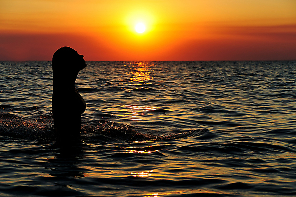 포토 JPG 해외이미지 모델 계절 여자 행복 바다 신체 자연 놀이 하늘 휴가 휴식 한명 사람 야외 물 여름 태양 어둠 기쁨 젖음 신선 해외202004 해외포토 자연요소 1 감정 컨셉 생태계 파일형식 이미지허브