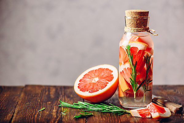 포토 JPG 해외이미지 단면 유리병 실내 사람없음 나이프 자몽 로즈메리 나무탁자 자몽에이드 자몽주스 해외202004 해외포토 식기 과일 탁자 병_용기 내부 칼 과일주스 허브 에이드 파일형식 이미지허브