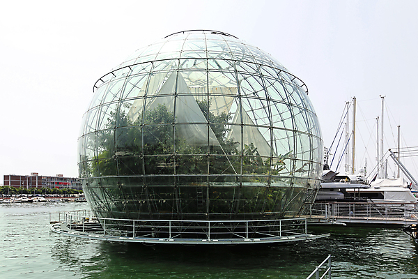 포토 JPG 해외이미지 식물 유리 사람없음 초록색 물 지구본 환경 정원 이탈리아 행성 습기 원형 수족관 포트 리빙 동물상 여의주 해외202004 해외포토 자연요소 도형 유럽 컬러 재질 조형물 우주 파일형식 이미지허브