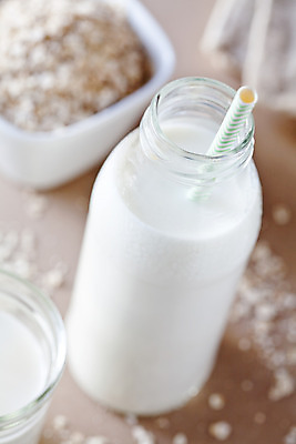 포토 JPG 해외이미지 음료 음식 채소 재료 손가락 유리 탁자 실내 건강 사람없음 목재 갈색 검은색 우유 흰색 시골 신선 투명 그룹 상품 먹기 오브젝트 유기농 대각선 내추럴 단백질 채식주의자 비건 귀리 해외202004 해외포토 나무 손 웰빙 선 컬러 가구 모션 재질 유제품 곡류 내부 채식 영양소 파일형식 이미지허브