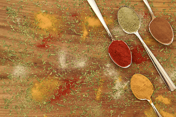 포토 JPG 해외이미지 백그라운드 재료 태국 고추 탁자 파프리카 건조 요리 씨앗 동양인 사람없음 목재 빨간색 초록색 컬러풀 갈색 노란색 금속 주방 숟가락 흰색 신선 양념 고수 맛 정상 가루 인도인 허브 아로마 향 카레 시나몬 강황 해외202004 해외포토 외국인 나무 식물 아시아 음식 컬러 가구 컨셉 채소 식재료 재질 수저 인종 향신료 파일형식 이미지허브