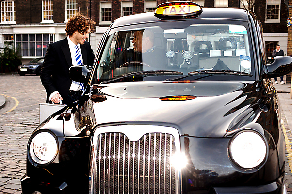 포토 JPG 해외이미지 백인 모델 직업 라이프스타일 응시 남자 중년 여행 2 비즈니스 통신 창문 교통시설 자동차 넥타이 모바일 거리 대화 미소 사람 앉기 정장 야외 두명 스마트폰 운전 잡기 도시 비즈니스맨 운전사 휴대용 무선전화기 서비스 택시 승객 소통 의사소통 정중 해외202004 해외포토 서양인 시선 잡화 옷 육상교통 교통 컨셉 모션 승용차 표정 말하기 성인 생활 핸드폰 스마트기기 직장인 전화기 오브젝트 시설 파일형식 이미지허브