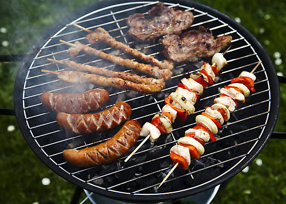포토 JPG 해외이미지 주간 육류 요리 사람없음 야외 여름 파티 정원 꼬치 연기 그릴 바비큐 굽기 꼬치구이 소시지구이 해외202004 해외포토 자연요소 계절 음식 식재료 주방용품 이벤트 소시지 구이 파일형식 이미지허브