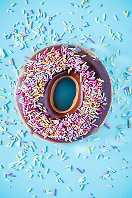 포토 JPG 해외이미지 음식 탁자 사람없음 상자 얼음 여러개 활발 대접 원형 도넛 달콤 뿌리기 머리위 장인 파스텔톤 해로움 프로스팅 해외202004 해외포토 자연요소 도형 컬러 가구 다수 컨셉 모션 디저트 맛 제빵 파일형식 이미지허브