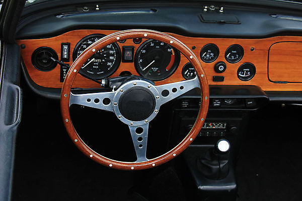 포토 JPG 해외이미지 이동 컨셉 교통시설 자동차 버튼 사람없음 내부 금속 검은색 운전 수확 바퀴 클래식 고급 가죽 오브젝트 오픈카 복고 계기판 옛날 자동 철강 스타일 해외202004 해외포토 육상교통 컬러 교통 농업 모션 승용차 재질 시설 파일형식 이미지허브