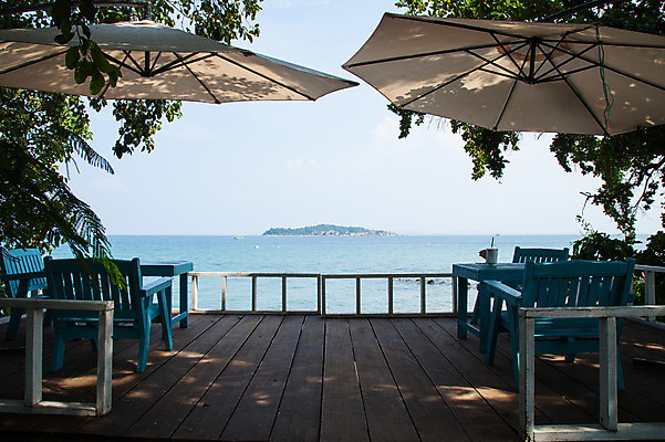 포토 JPG 해외이미지 음식 바다 섬 여행 의자 건축양식 탁자 하늘 휴가 휴식 바닥 주택 사람없음 야외 목재 물 여름 식당 저녁식사 줄무늬 카페 흰색 갑판 서비스 휴양지 안락의자 카페테리아 해외202004 해외포토 자연요소 나무 계절 건축 컬러 가구 컨셉 무늬 배_교통 재료 건물 상점 식사 장소 파일형식 이미지허브