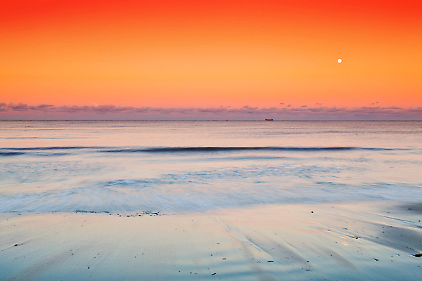 포토 JPG 해외이미지 파도 바다 오렌지 하늘 따뜻함 풍경 사람없음 야외 가로 빨간색 물 노란색 침묵 고요 황혼 달 저녁 달빛 그림 함선 장노출 광택 폴란드 발트해 카피스페이스 해외202004 해외포토 자연요소 유럽 컬러 배_교통 과일 촬영기법 북유럽 소리 일몰 공백 야간 파일형식 이미지허브